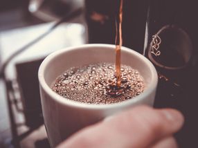 Gute Nachrichten für Liebhaber des tiefen L: Täglicher Kaffee kann dem Herzen gut tun