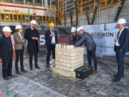 SCIENION GmbH feiert Grundsteinlegung für neue Unternehmenszentrale in Berlin Adlershof