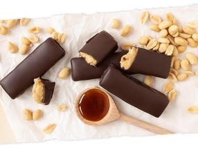 Kulturwandel der Ernährung: Veganz bringt mit dem Choc Bar Peanut Caramel die Revolution ins Snackregal