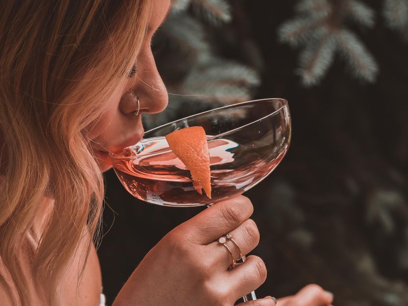 Coronaviren auf Glas - Handelsübliche Spülmittel und manuelle Gläserspülgeräte entfernen Viren effektiv