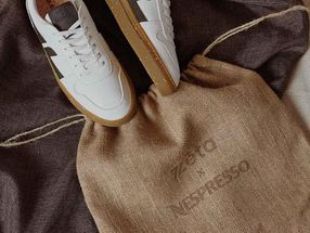 Nespresso se asocia con una marca de moda de residuo cero para crear unas zapatillas hechas con posos de café reciclados