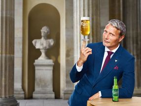Carlsberg lanciert neue globale Kampagne mit Mads Mikkelsen