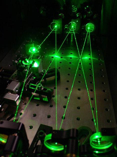 Echtzeit-Spurengasanalyse mit Frequenzkämmen - Wissenschaftlerteam am MPQ analysiert breitbandige Absorptionsspektren von molekularen Spurengasen durch Kombination von zwei Frequenzkämmen mit einem Überhöhungsresonator