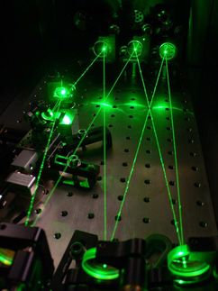 Instantaneous trace gas fingerprint with laser frequency combs