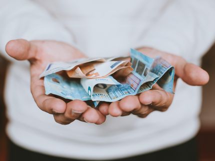 Steigende Preise: Ein Drittel der Arbeitnehmer*innen kommt nicht mit Gehalt aus