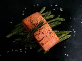 Filets de saumon Revo fabriqués à 100% à partir de plantes.
