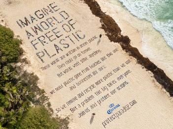 Corona crée une puissante image mondiale à partir de plastique détourné de nos océans - Corona nettoie des plages partout dans le monde