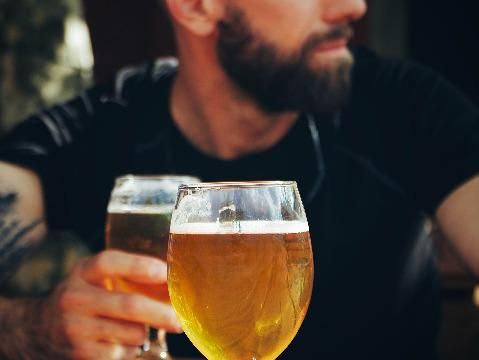 La cerveza rubia, con o sin alcohol, podría ayudar a los microbios intestinales de los hombres