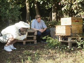 Bienen zählen mit KI: HM-Masterand Lorin Arndt montiert den Vorbau am Bienenstock von Matthias Wick, Hobbyimker in Baldham