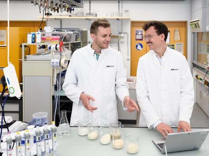 Noch ist viel Entwicklungsarbeit nötig, um Garnelen mit dem richtigen Bissgefühl herzustellen: Severin Eder und Lukas Böcker im Labor.