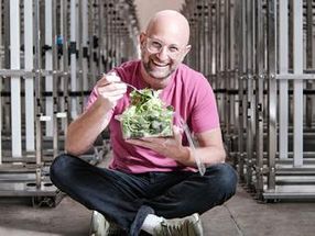 Jon Lomow, CEO von Fieldless, genießt eine Salatmischung, die nicht gewaschen werden muss, in der Indoor-Farm des Unternehmens in Cornwall, Ontario. Fieldless hat eine Serie-A-Finanzierungsrunde in Höhe von 17,5 Mio. USD abgeschlossen, um seinen Betrieb zu erweitern.