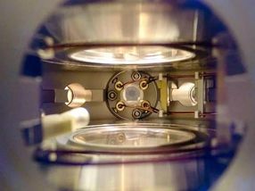 A deep view into the main vacuum chamber of the NaK molecule experiment. In the center, four high-voltage copper wires are led to an ultrahigh-vacuum glass cuvette in which the ultracold polar molecules were generated.