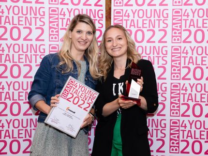 Sandra Riedl, HR Specialist Mondi Österreich und Evelyn Panzenböck Employer Branding Specialist Mondi Group freuen sich über den Brand4Young Talents Award in Silber.