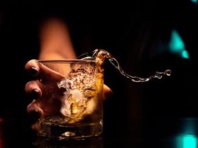 Schon ein Schluck Alkohol verändert das Gehirn