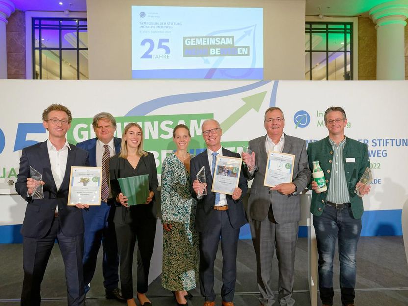 Deutsche Umwelthilfe und Stiftung Initiative Mehrweg zeichnen Innovationen aus - Mehr Milch in Mehrweg, modernste Abfüllung und Sortierung sowie Engagement für klimafreundliche Standardflaschen