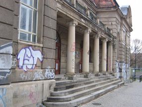 Neuartiger Polymerlack soll historische Gebaeude vor Graffiti schützen