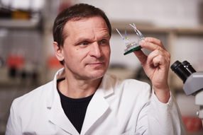 Dr. Uwe Marx mit Multi-Organ-Chip