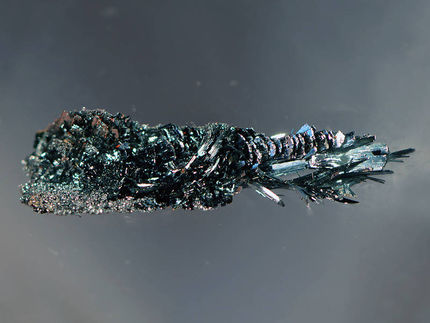 Kristalle aus halbleitendem schwarzem Arsen-Phosphor