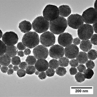 Kontrollierte Selbst-Anordnung von Nanopartikeln in Kompositen