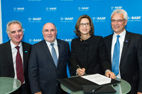 Company and employee representatives at BASF SE in Ludwigshafen sign a new site agreement.