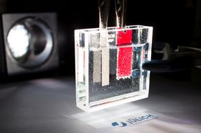 Künstliche Photosynthese: Neuer Wirkungsgrad-Rekord für die Wasserstoff-Herstellung mit Solarzellen aus Silizium
