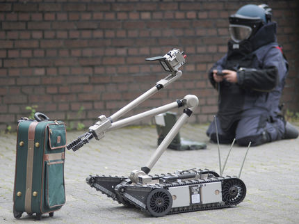 Ferngelenkter Roboter untersucht Kofferbomben