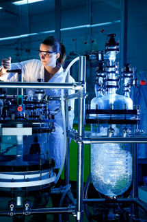 Neues Labor macht chemische Synthesen von Kunststoffen im Kilogramm-Maßstab möglich