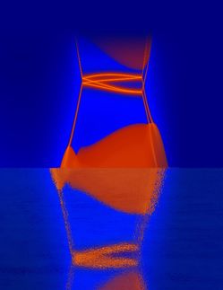 Electrons slide through the hourglass on surface of bizarre material