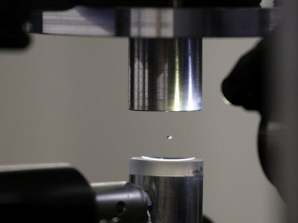 Experiment im schwebenden Tropfen