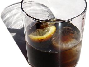 Colagetränke: Sehr viel Zucker, Schadstoffe und andere Probleme
