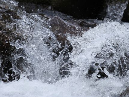 Wie Wasser seine außergewöhnlichen Eigenschaften erhält