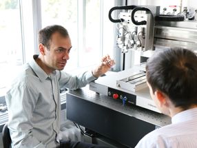 Dr. Ivan Minev vor seinem 3D-Drucker