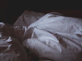 Warum zu wenig oder gestörter Schlaf dick und krank machen kann