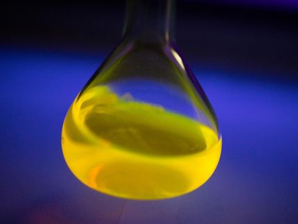 Glow-in-the-dark dye could fuel liquid-based batteries