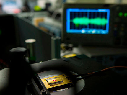 The world’s tiniest radio