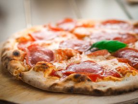 Pizza, Burger und Co.: Eine fettreiche Mahlzeit kann den Stoffwechsel schädigen