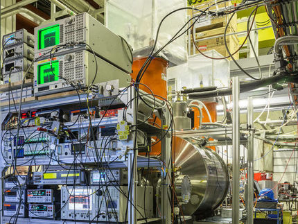 Materie-Rätsel bleibt weiter spannend: Fundamentale Eigenschaft von Proton und Antiproton identisch
