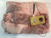 Un sensor de prueba de concepto diseñado a partir de materiales comestibles produce un cambio de color visible (que se ve en el círculo de la derecha) cuando se descongela un trozo de carne de cerdo congelada.