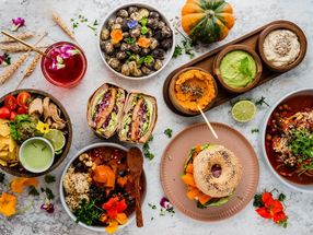 Gemeinsam mit dem vegetarisch-veganen Szene-Restaurant “The Green Garden” aus Salzburg bietet der Online-Supermarkt ab heute 16 neue vegane Produkte und Gerichte an.