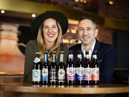 Catharina Cramer, Inhaberin der Warsteiner Gruppe, und Tom Cronin, CEO der Rye River Brewing Company, stoßen auf die zukünftige Zusammenarbeit an.