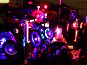 Para el proyecto QSPEC, el LZH está desarrollando nuevas fuentes de rayos láser con las que generar peines de frecuencias cuánticas.