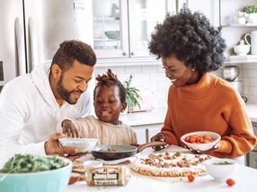 Die Interaktionen der Erwachsenen bei den Mahlzeiten beeinflussen die zukünftige Beziehung der Kinder zum Essen