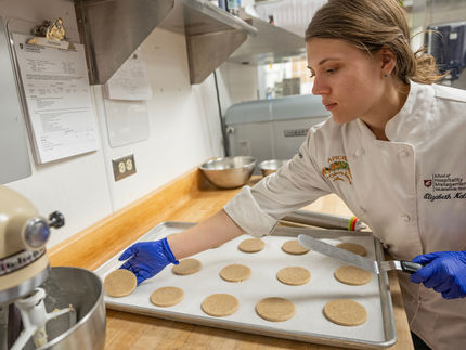 Elizabeth Nalbandian, primera autora del estudio y estudiante de postgrado de ciencias de la alimentación de la WSU, prepara unas galletas de azúcar hechas con harina de quinoa para hornear.
