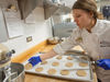 Elizabeth Nalbandian, Erstautorin der Studie und Studentin der Lebensmittelwissenschaften an der WSU, bereitet Zuckerplätzchen aus Quinoa-Mehl zum Backen vor.