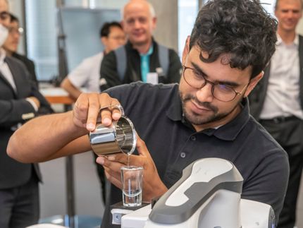Dr. Luis Figueredo vom Robotik-Institut MIRMI der Technischen Universität München (TUM) bringt einem Roboter bei, ein volles Glas Wasser zu tragen, ohne es zu verschütten.