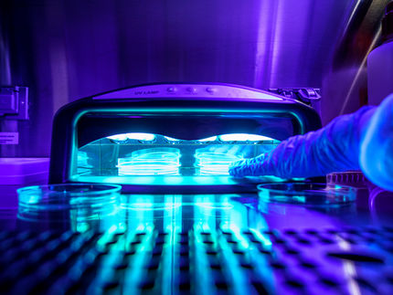 En las células, los secadores de esmalte de uñas que emiten UV dañan el ADN y provocan mutaciones