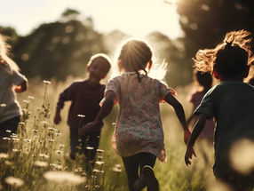 Sacar a los niños al aire libre puede reducir los efectos negativos del tiempo frente a la pantalla