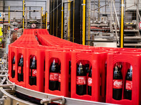 Mehrwegabfüllung am Coca-Cola Standort Lüneburg: Seit 2022 wird dort die 1-Liter-Glasflasche abgefüllt. Bis zum Sommer 2024 soll eine weitere Mehrwegabfüllanlage für kleine Glasflaschen in Betrieb gehen."