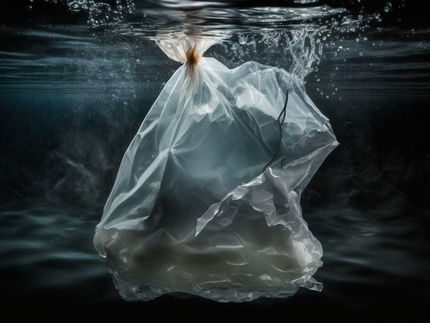 sac en plastique dans l'eau