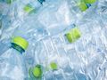 Der Kunststoff PET, aus dem zum Beispiel Plastikflaschen hergestellt werden, ist in der Umwelt allgegenwärtig.